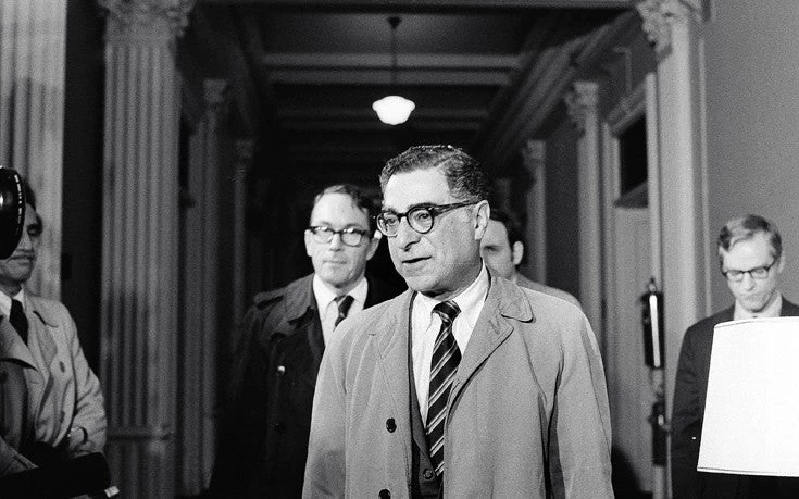 Ο αμερικανικός δάκτυλος στην Ελλάδα και μεγαλοδιευθυντής της CIA, Τομ Καραμεσίνης – Υπεύθυνος για τις μυστικές επιχειρήσεις σε όλο τον κόσμο!